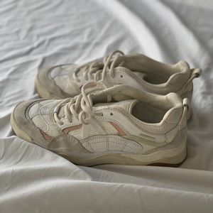 pink and white vans varyx